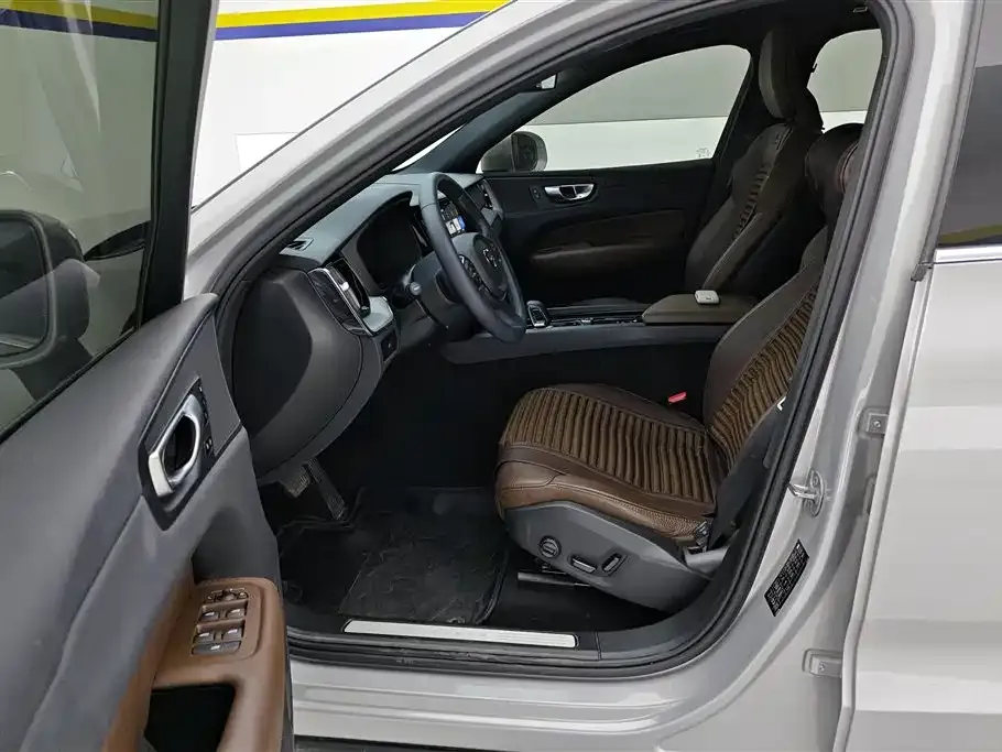 Volvo XC60 — фото 2