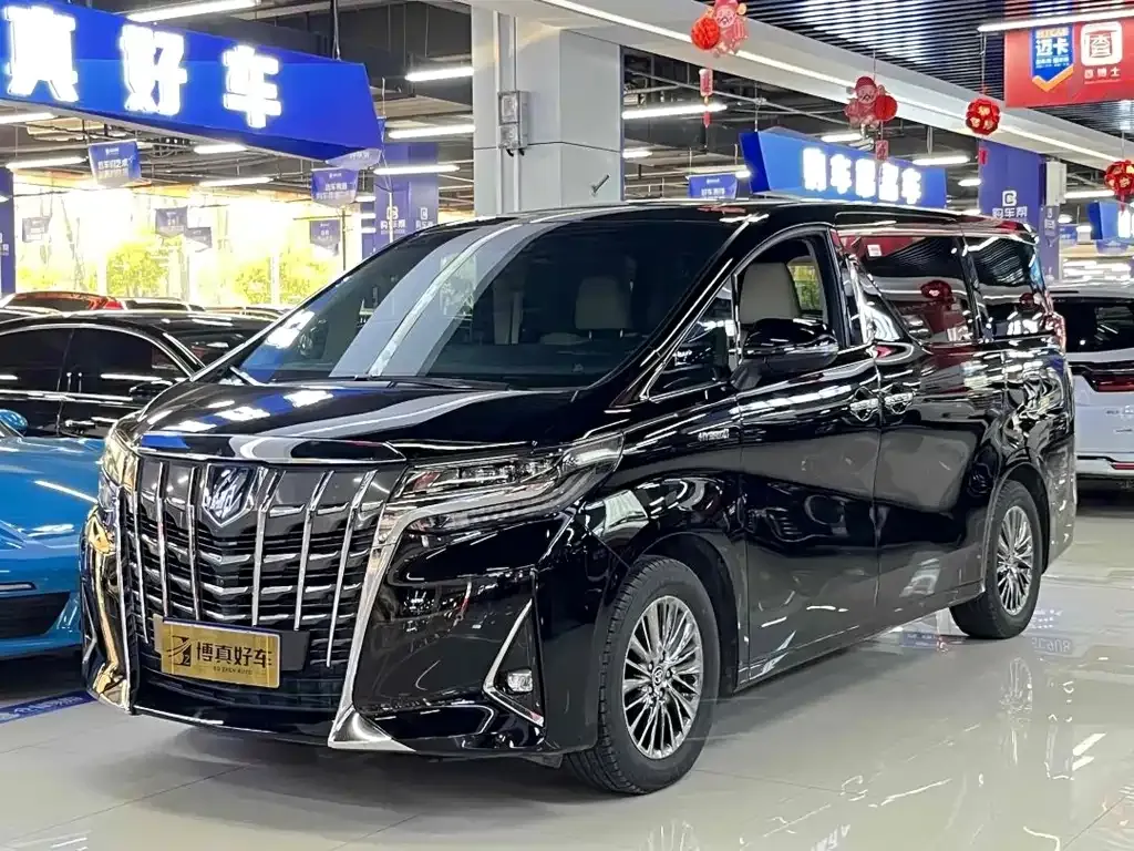 Toyota Alphard — фото 1