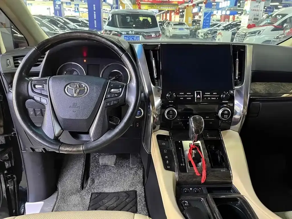 Toyota Alphard — фото 4