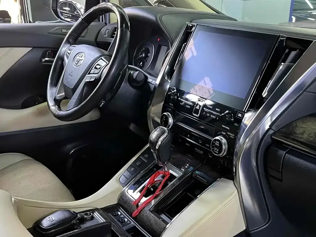 Toyota Alphard — фото 2