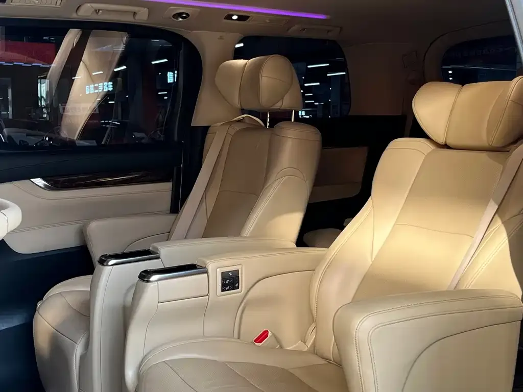 Toyota Alphard — фото 6