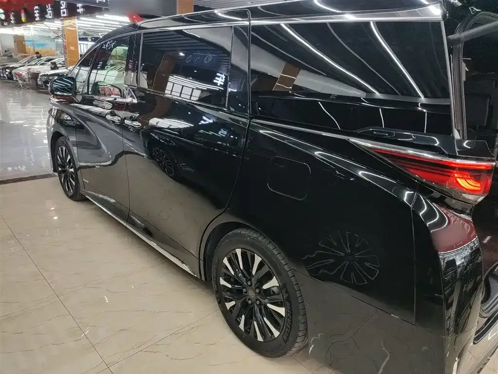 Toyota Vellfire — фото 2