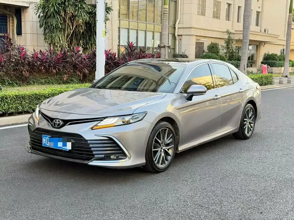 Toyota Camry — фото 1