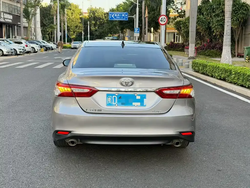 Toyota Camry — фото 6