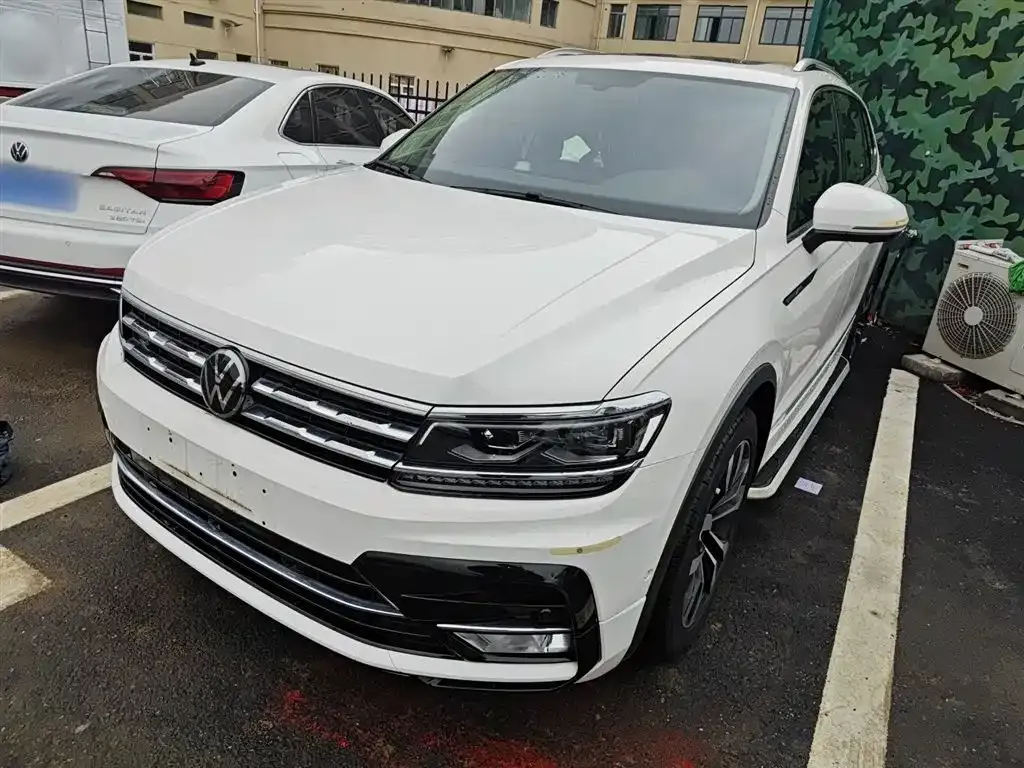 Volkswagen Tiguan L — фото 1