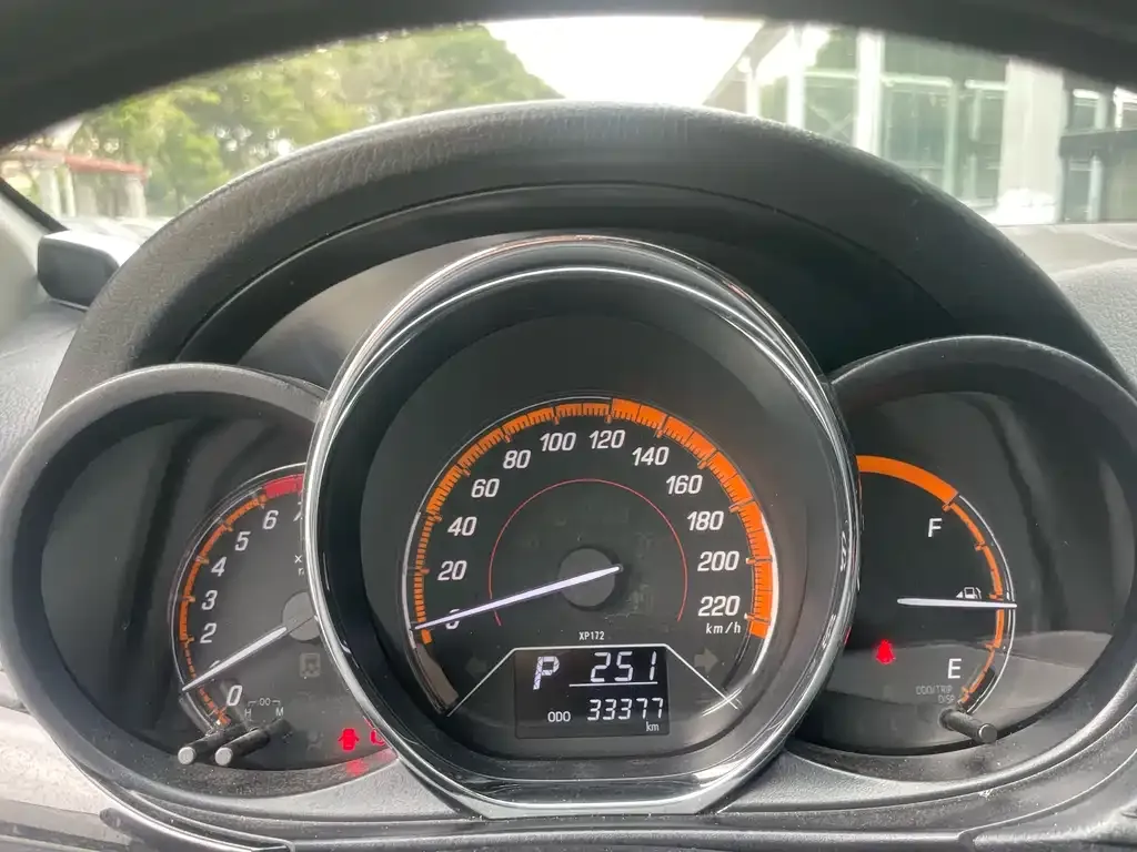 Toyota Yaris L — фото 2