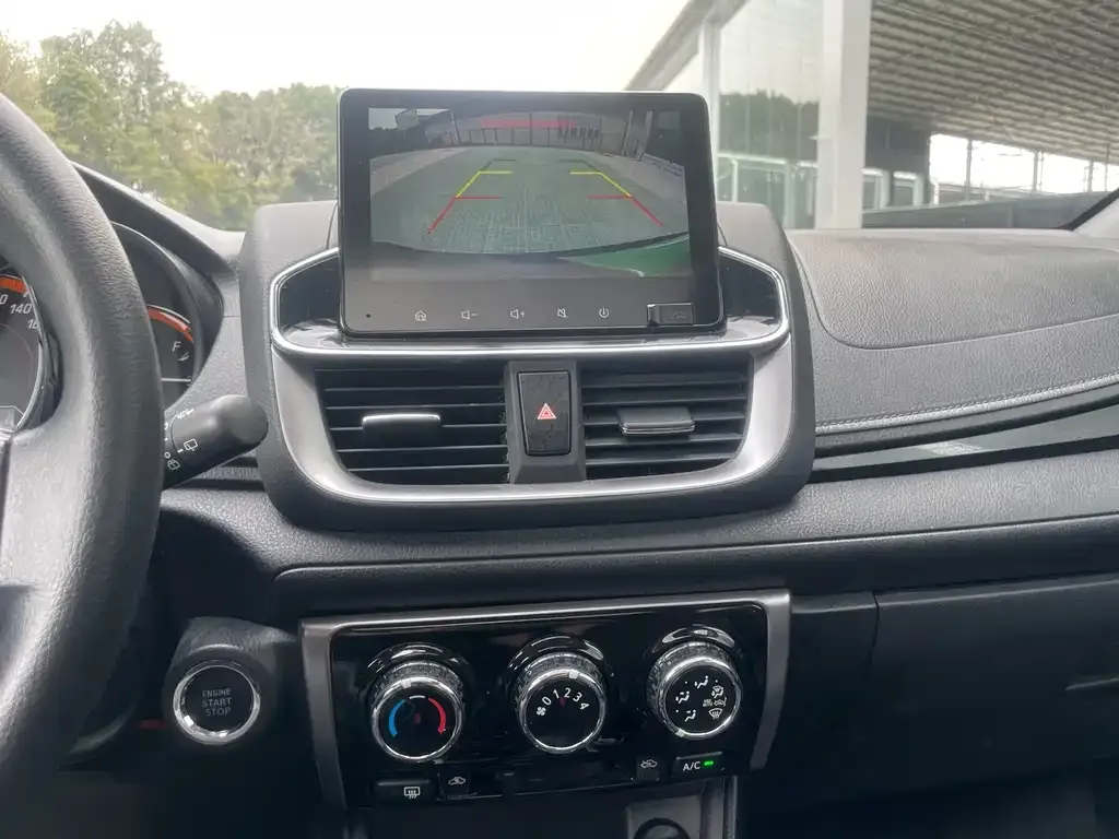Toyota Yaris L — фото 4