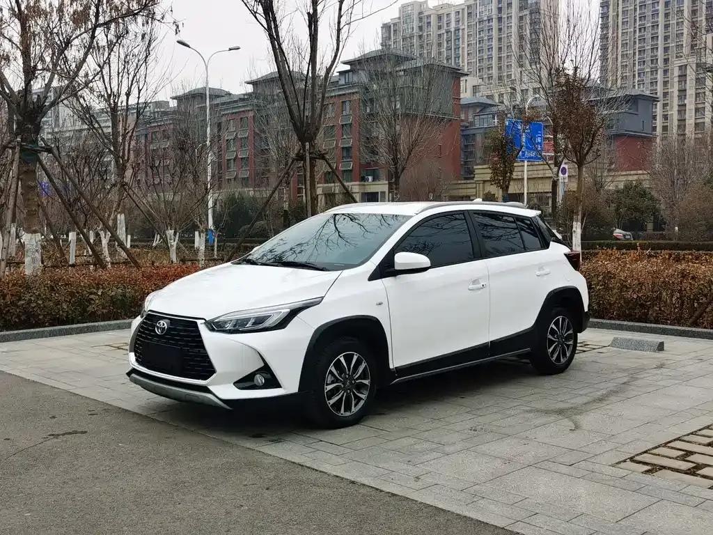 Toyota Yaris L — фото 1
