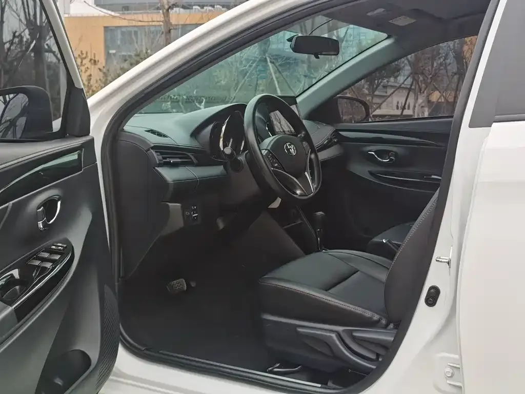 Toyota Yaris L — фото 8