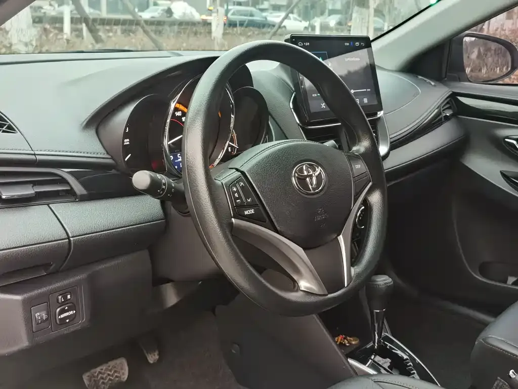 Toyota Yaris L — фото 4