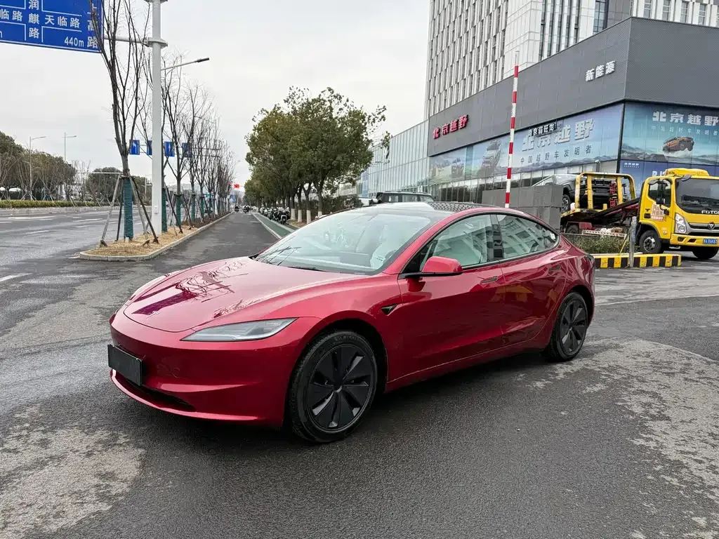 Tesla Model 3 — фото 1
