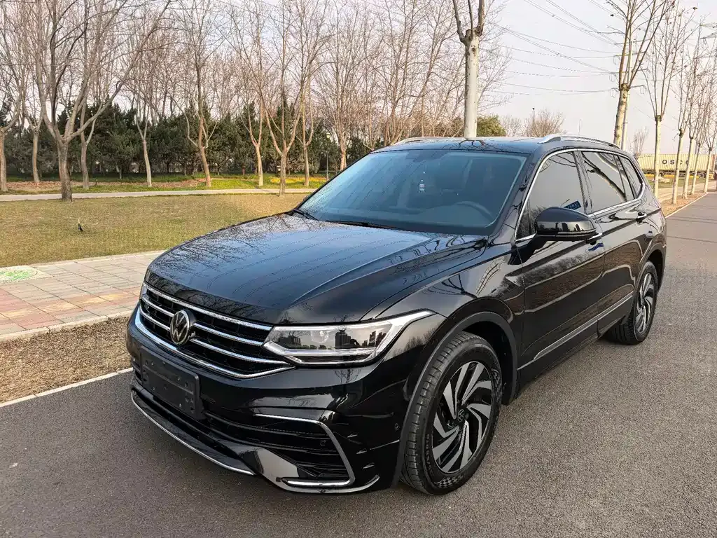 Volkswagen Tiguan L — фото 1
