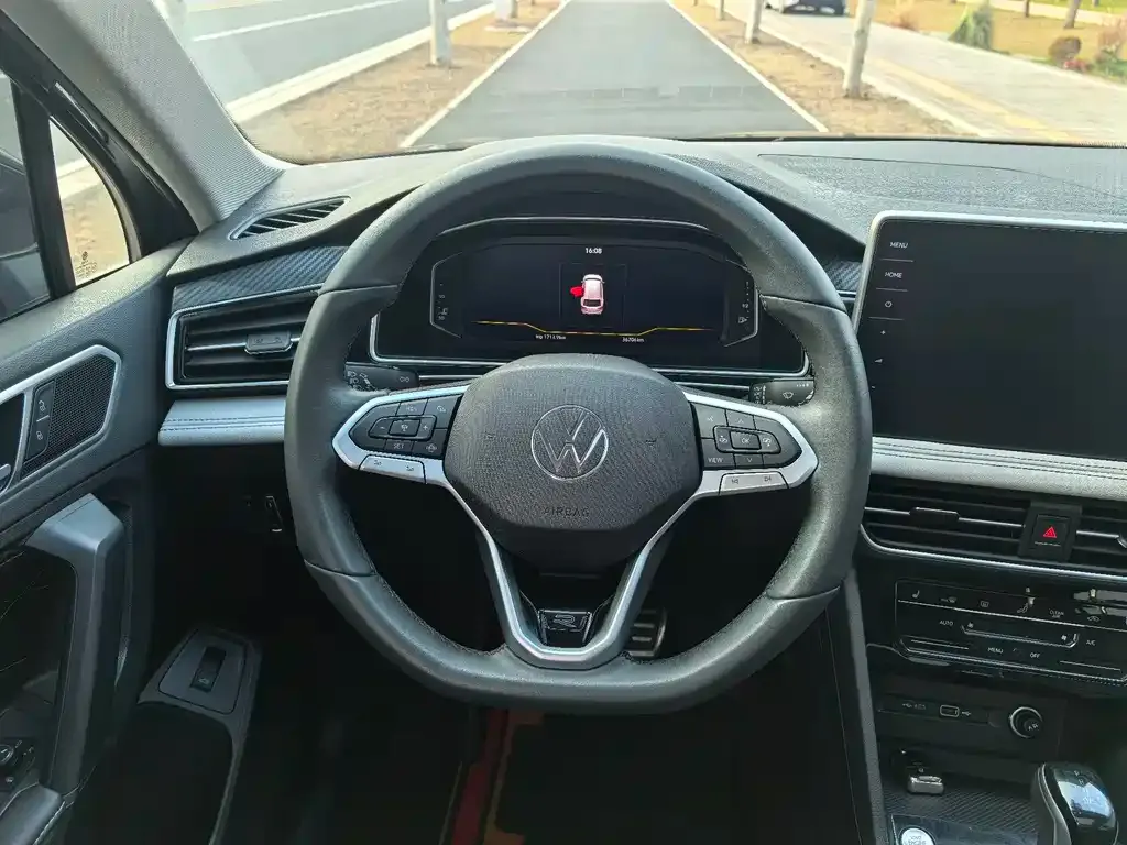 Volkswagen Tiguan L — фото 4