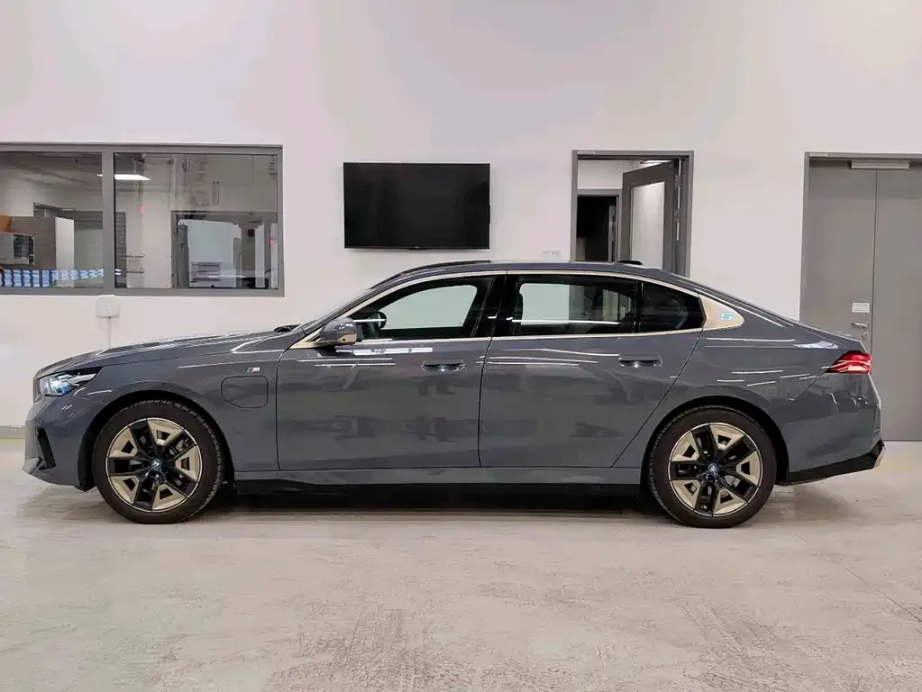 BMW i5 — фото 2