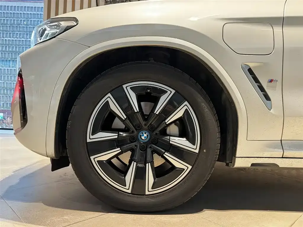 BMW iX3 — фото 5
