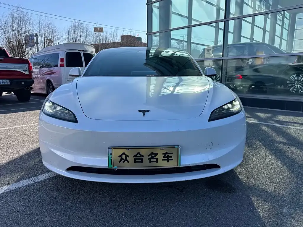 Tesla Model 3 — фото 1