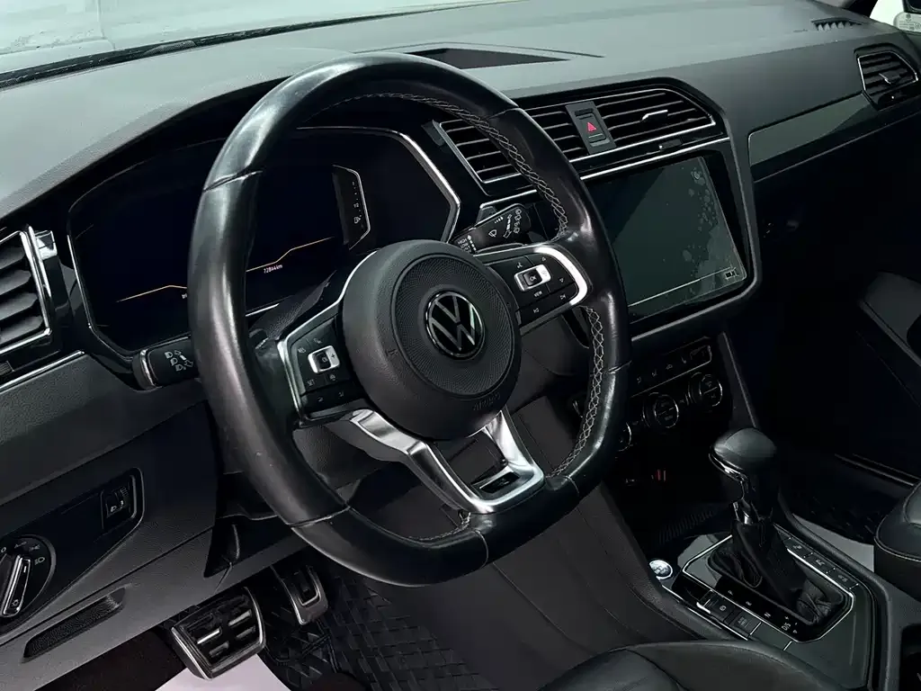 Volkswagen Tiguan L — фото 4