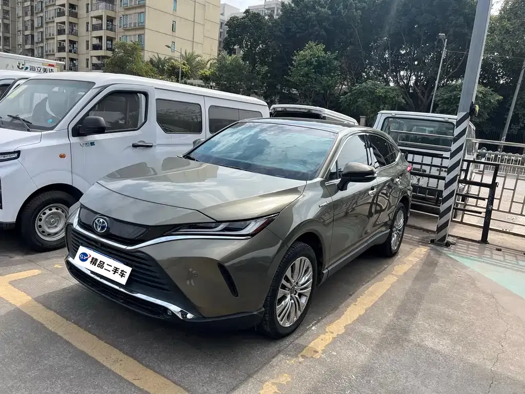 Toyota Harrier — фото 1