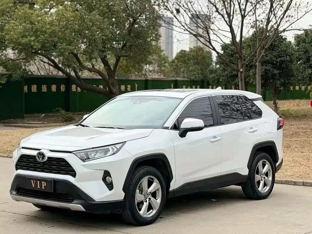 Toyota RAV4 — фото 1