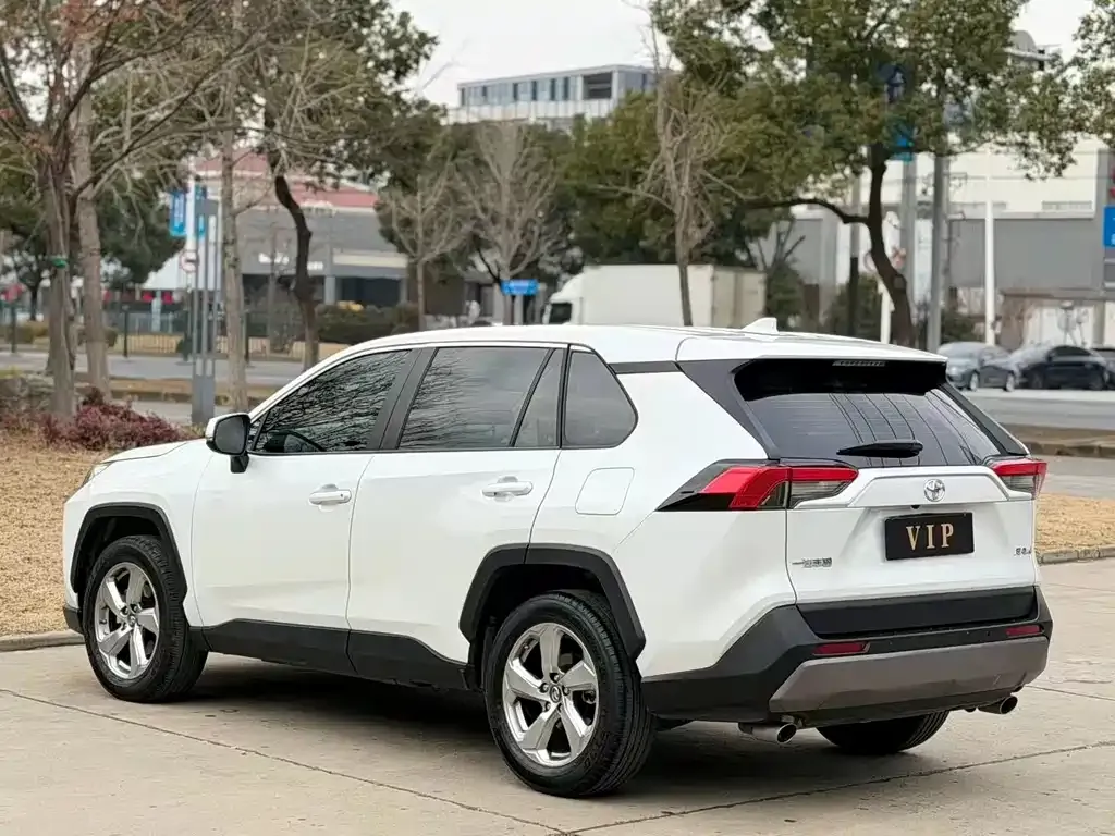 Toyota RAV4 — фото 9
