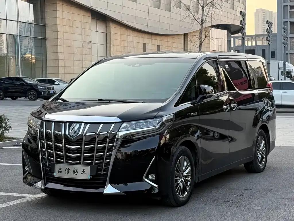 Toyota Alphard — фото 1