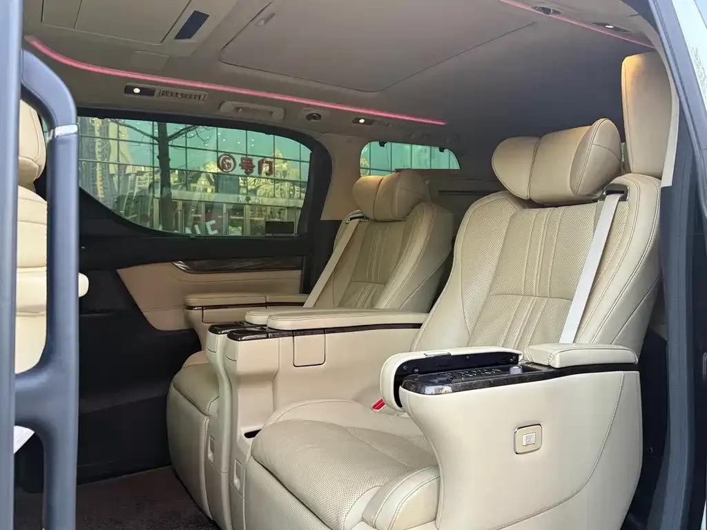 Toyota Alphard — фото 2