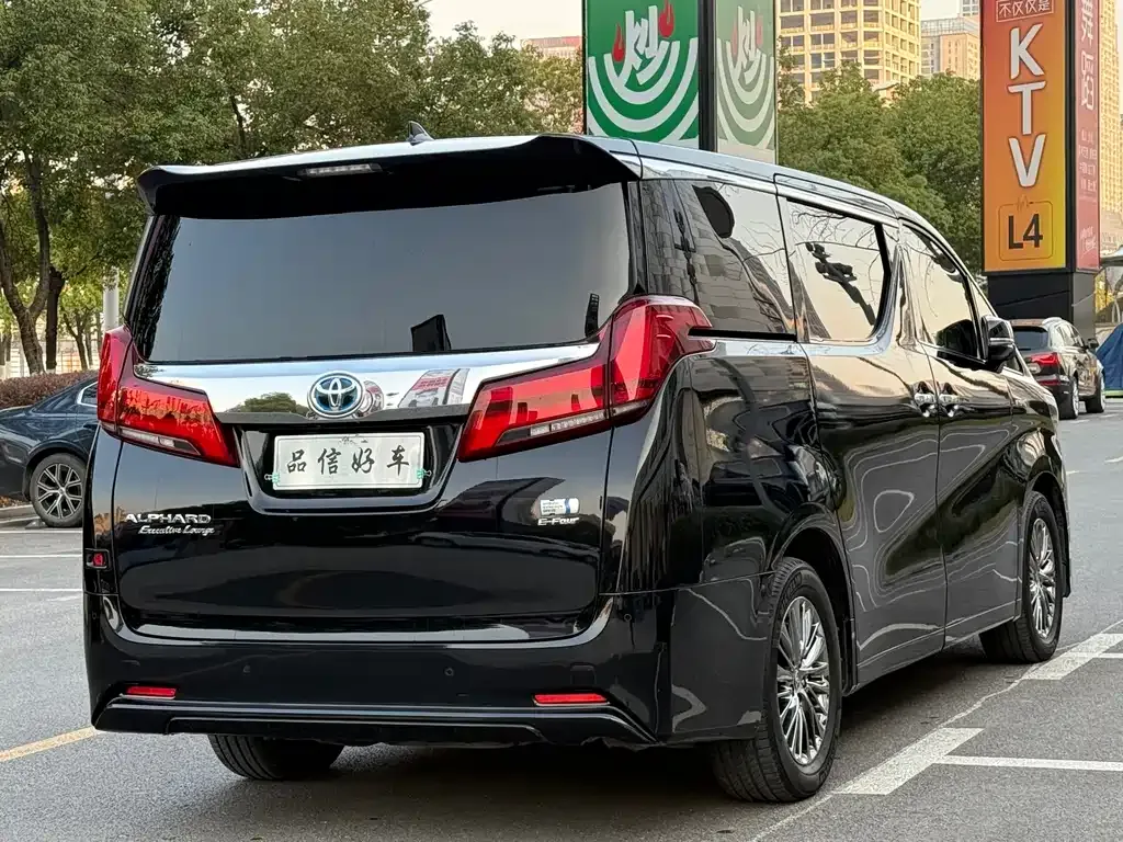 Toyota Alphard — фото 9
