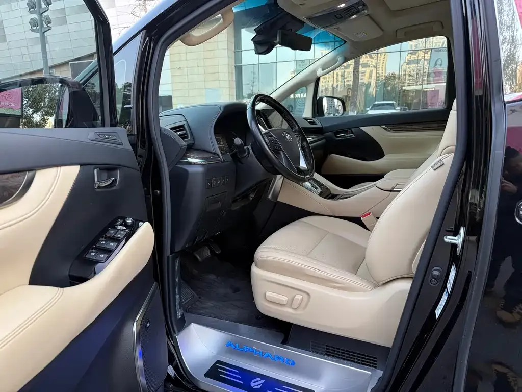 Toyota Alphard — фото 5