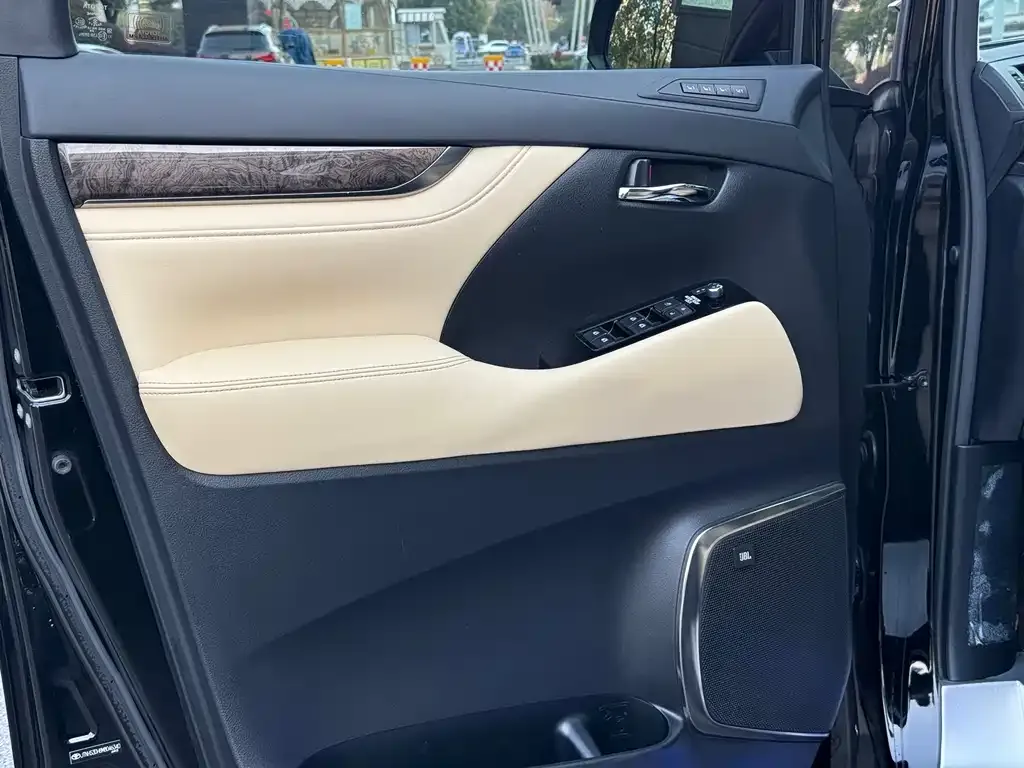 Toyota Alphard — фото 4