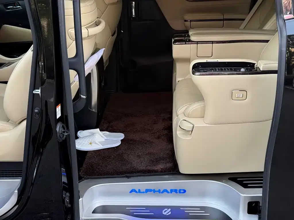 Toyota Alphard — фото 3