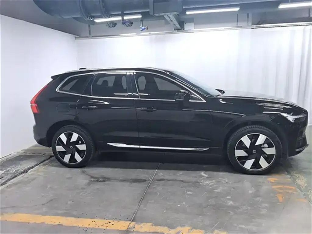 Volvo XC60 PHEV — фото 10