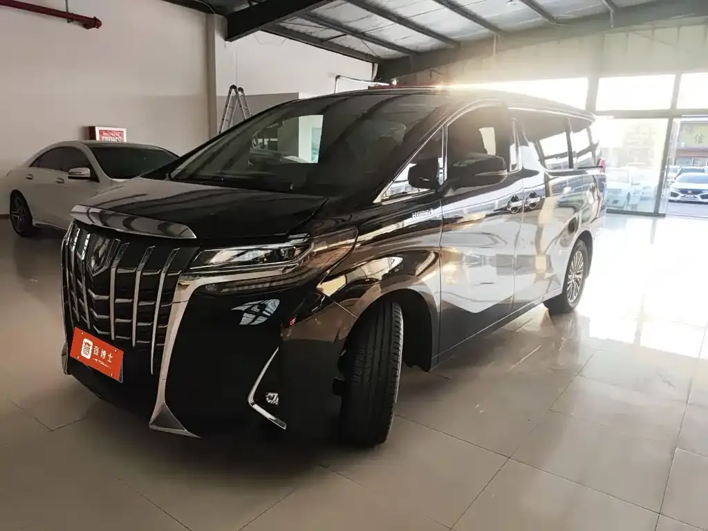 Toyota Alphard — фото 1