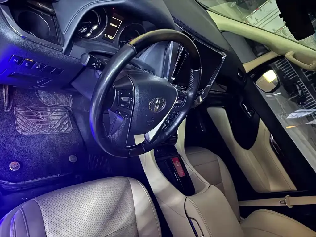 Toyota Alphard — фото 10