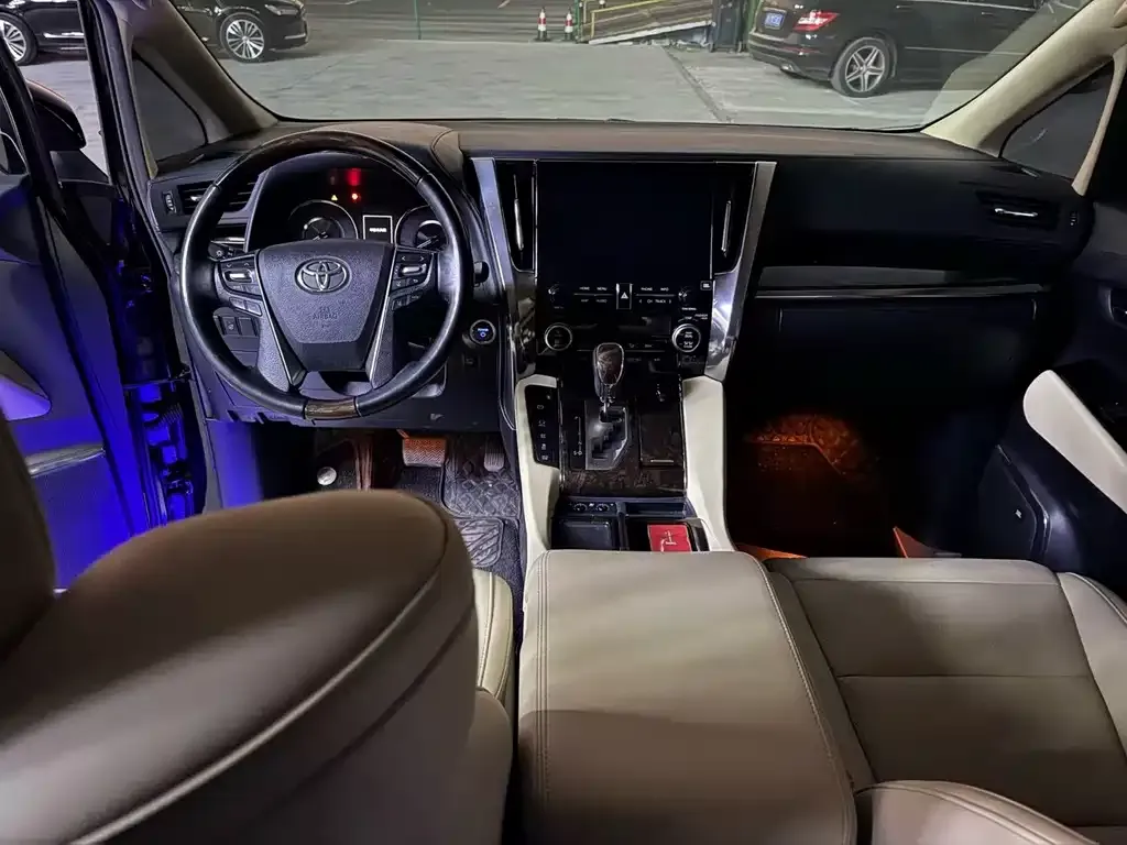 Toyota Alphard — фото 5