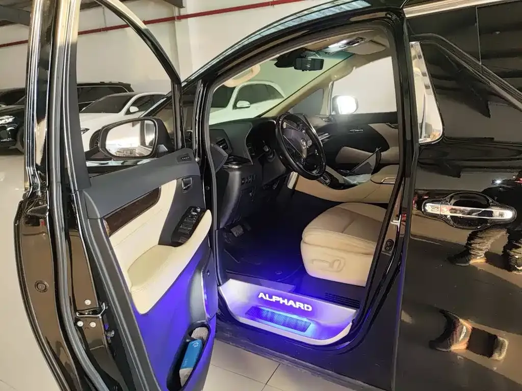 Toyota Alphard — фото 4
