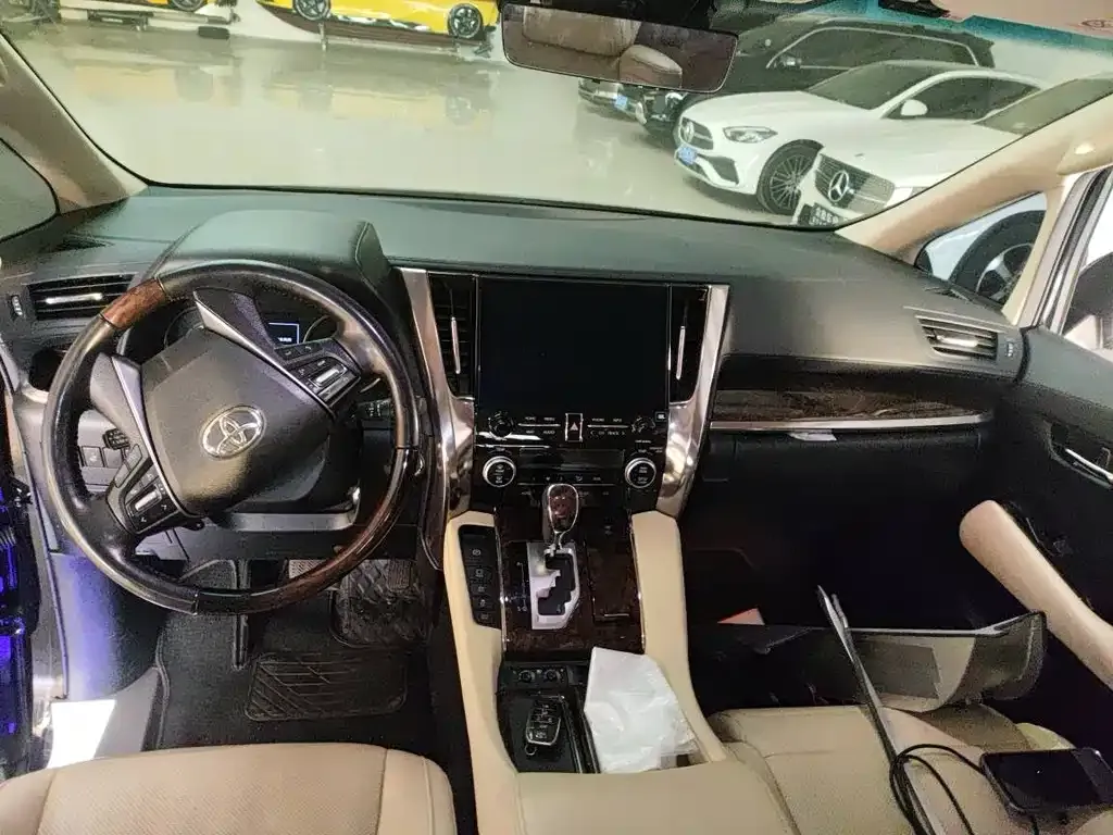 Toyota Alphard — фото 7