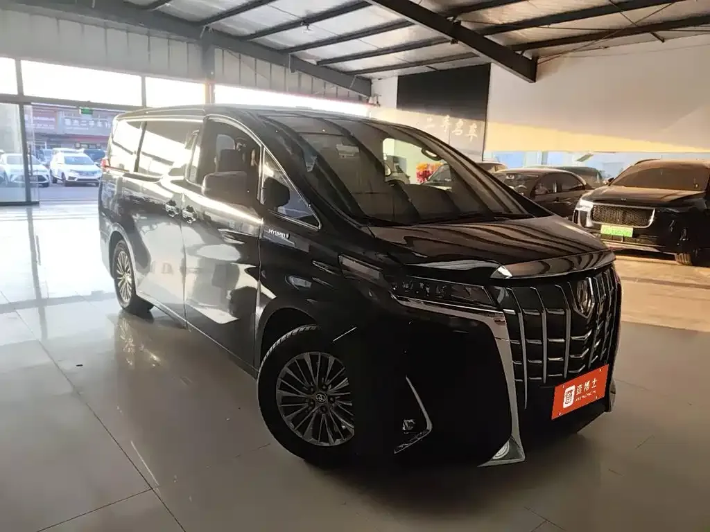 Toyota Alphard — фото 2