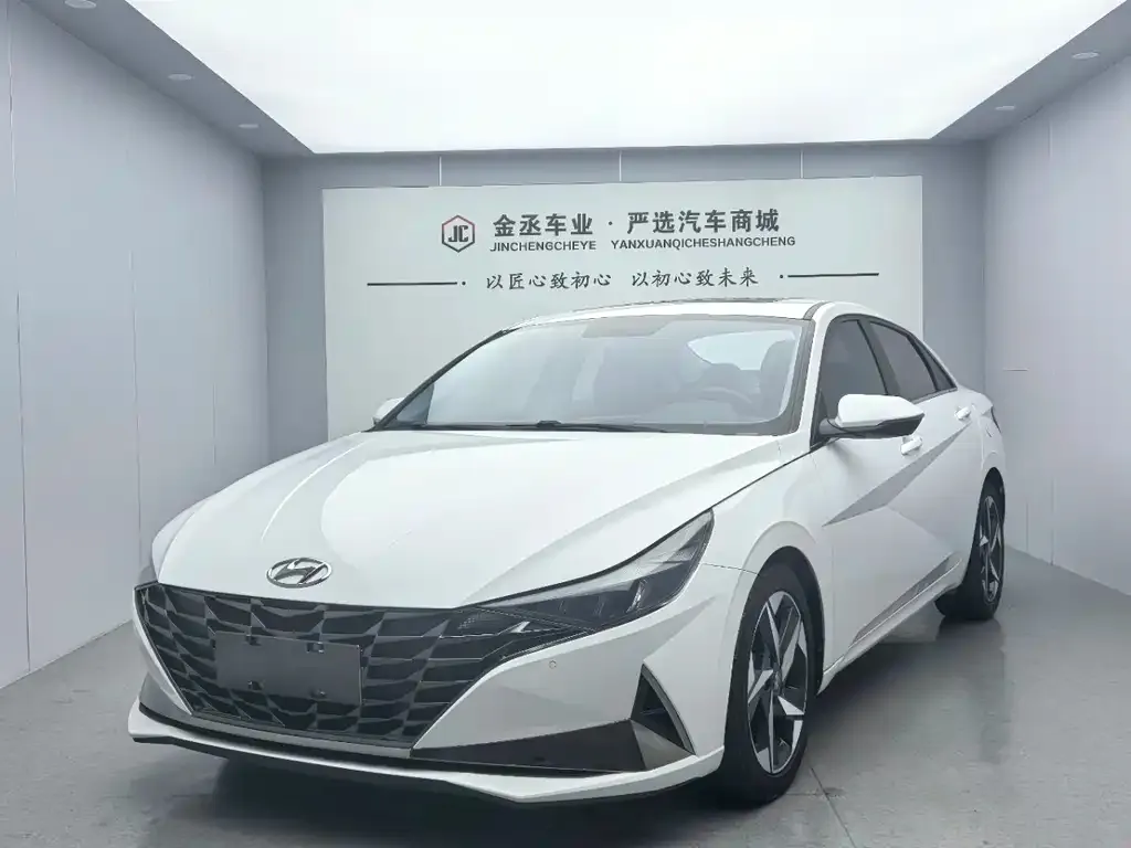Hyundai Elantra — фото 1