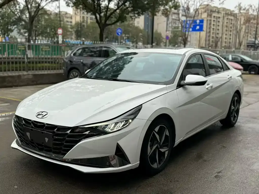 Hyundai Elantra — фото 1