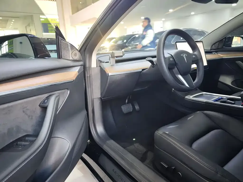 Tesla Model 3 — фото 3