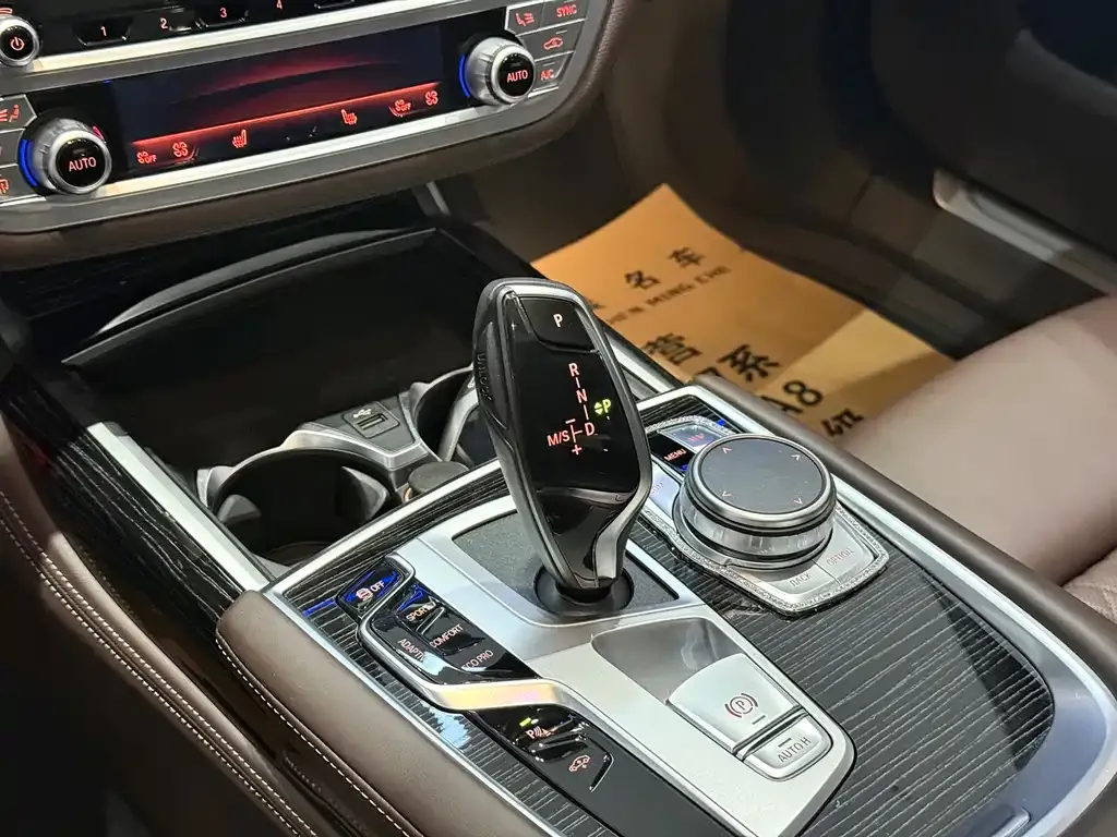 BMW 7 Series — фото 10