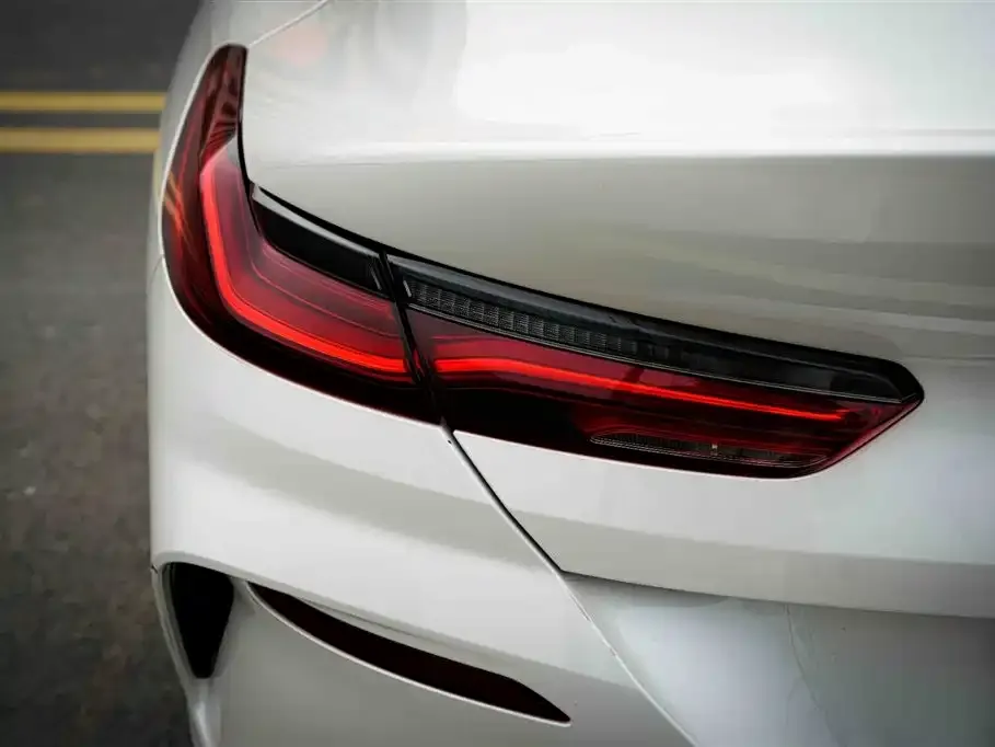BMW 8 Series — фото 2