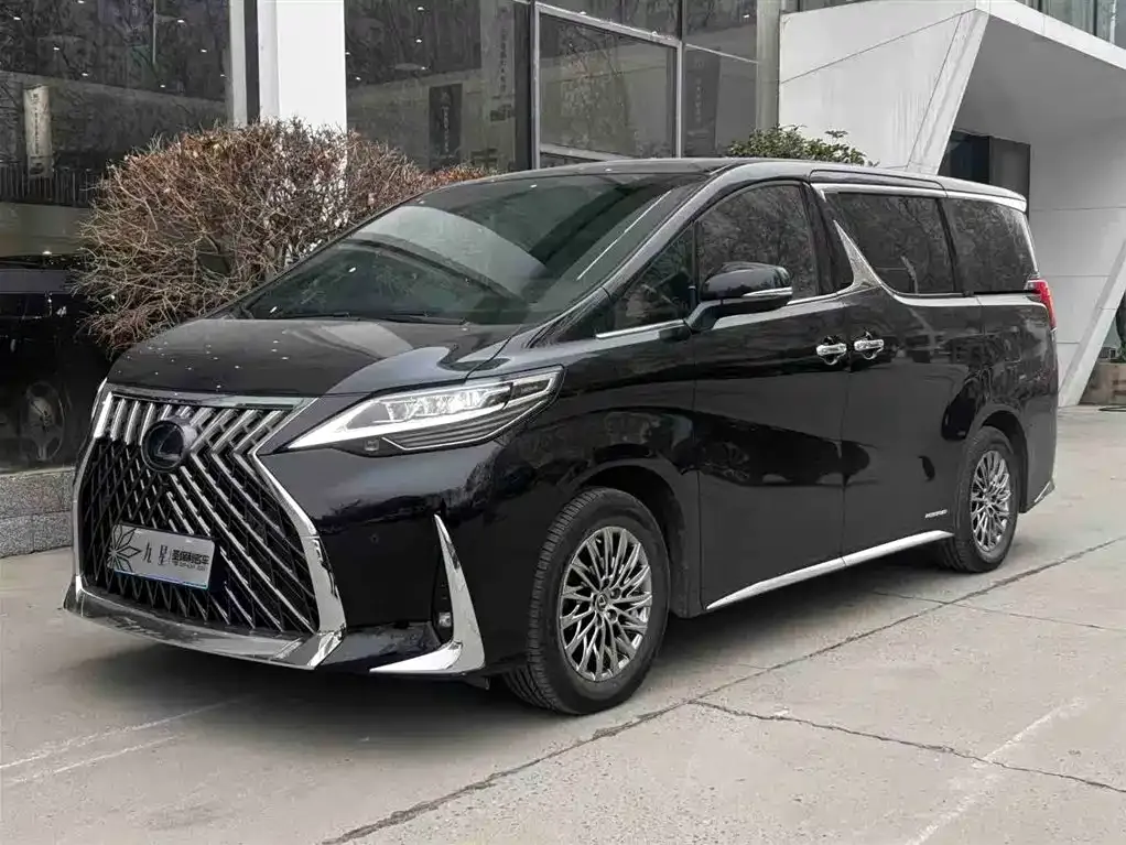 Lexus LM — фото 1