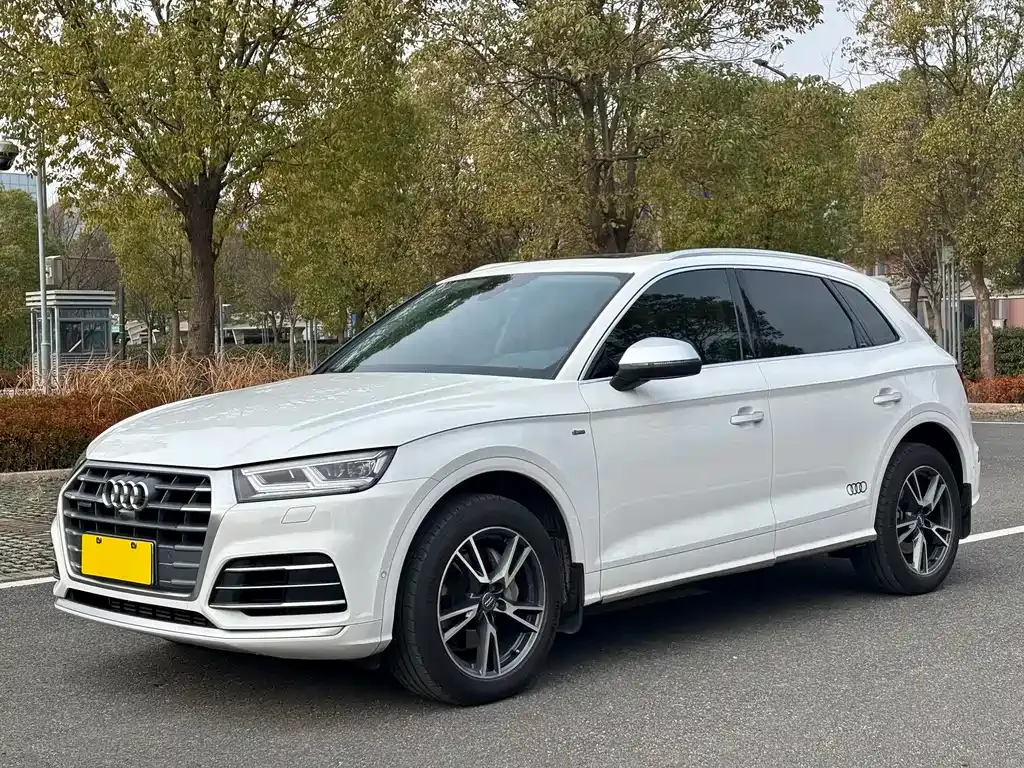 Audi Q5L — фото 1