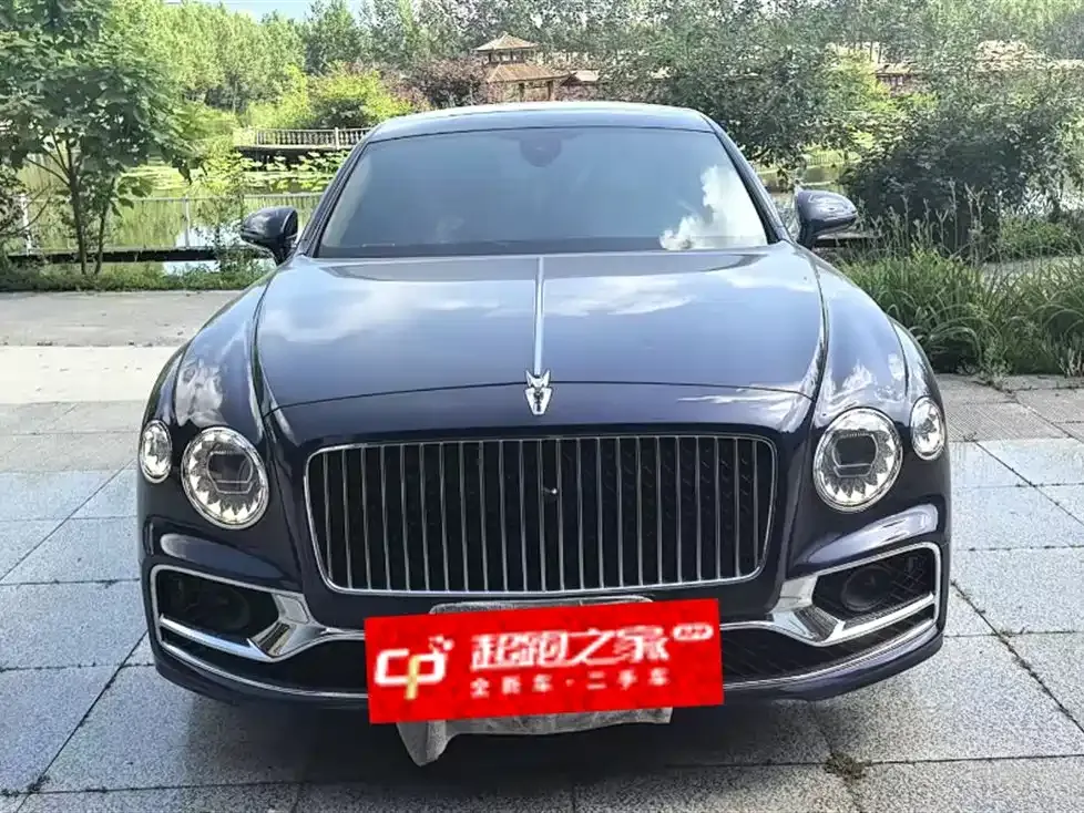 Bentley Flying Spur — фото 1