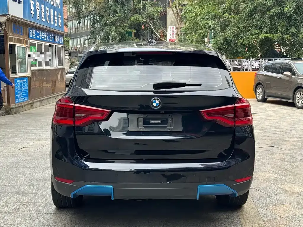 BMW iX3 — фото 6