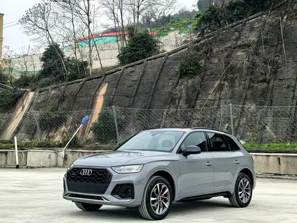 Audi Q5L — фото 1