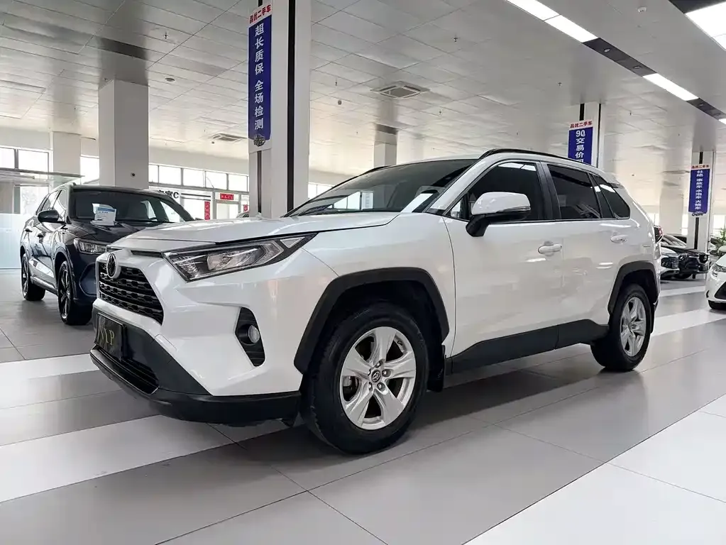 Toyota RAV4 — фото 1
