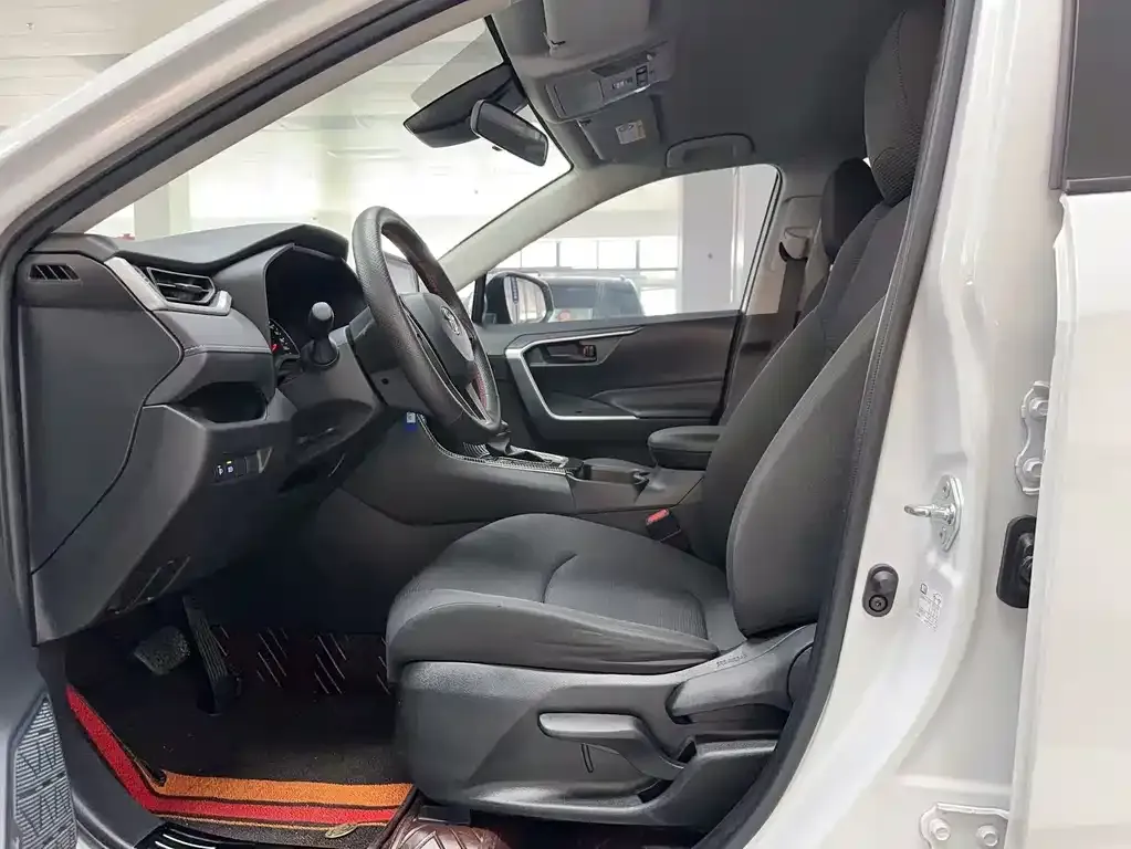Toyota RAV4 — фото 10
