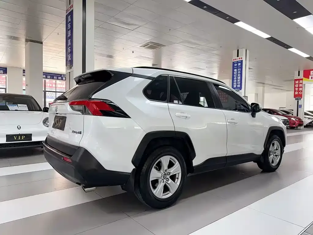 Toyota RAV4 — фото 3
